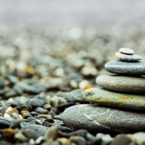Nederlands Feng Shui Register - Gestapelde stenen op steen strand